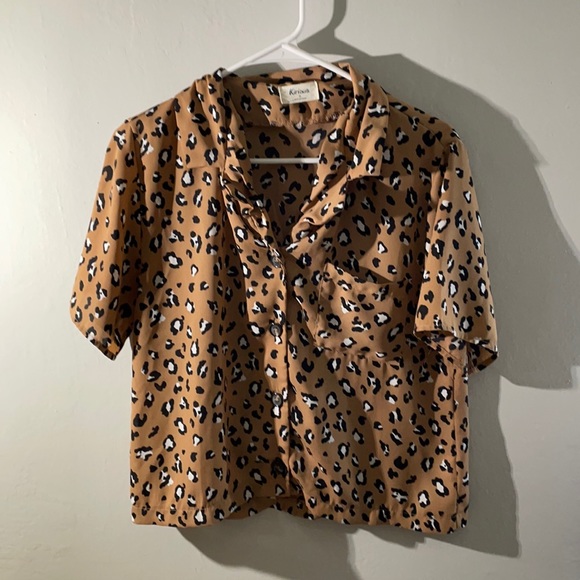 Tops - Cheetah print top crop shirt